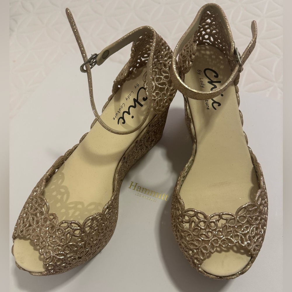 VGUC Chic sandals/wedges.